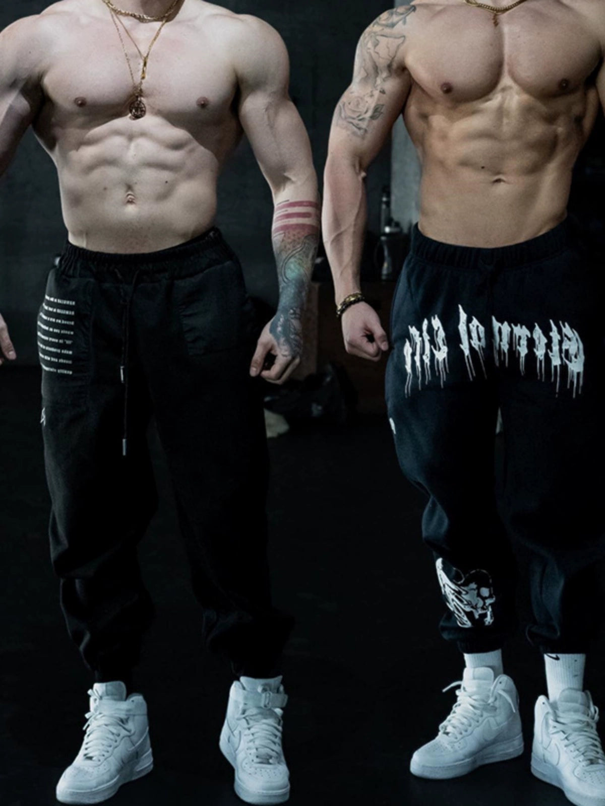 Pantalones deportivos holgados con estampado de calaveras oscuras y tobillos atados para entrenamiento muscular.