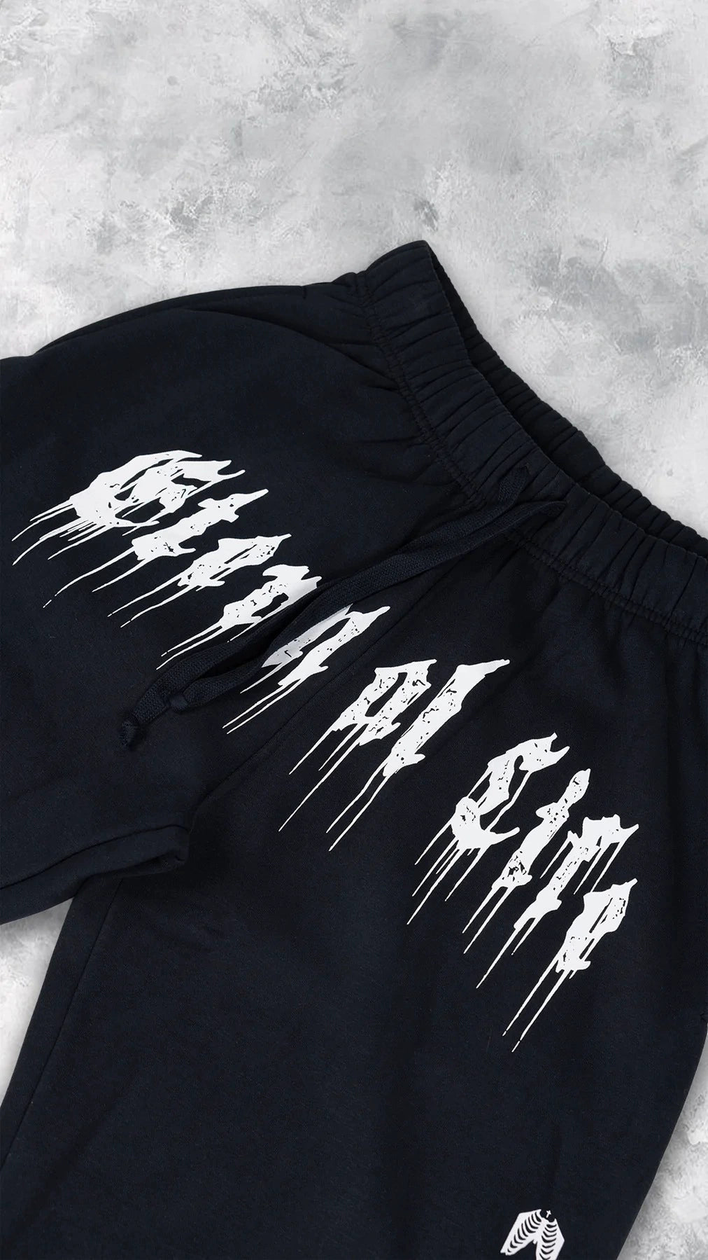 Pantalones deportivos holgados con estampado de calaveras oscuras y tobillos atados para entrenamiento muscular.