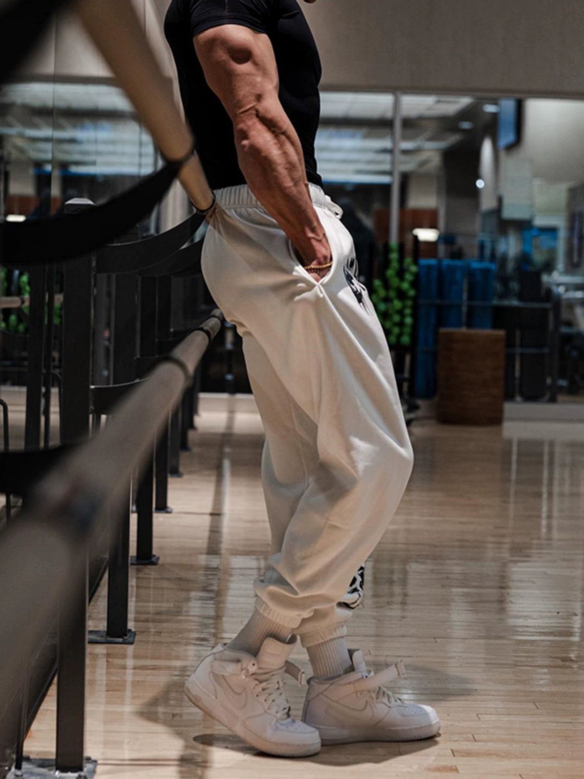 Pantalones deportivos holgados con estampado de calaveras oscuras y tobillos atados para entrenamiento muscular.