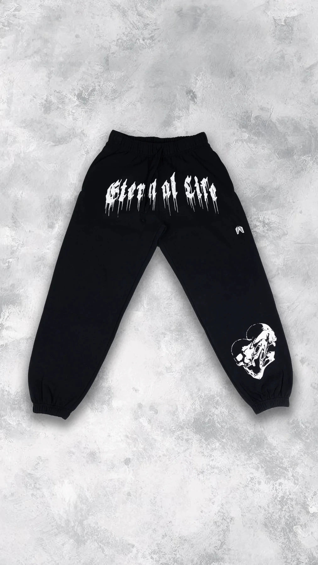 Pantalones deportivos holgados con estampado de calaveras oscuras y tobillos atados para entrenamiento muscular.