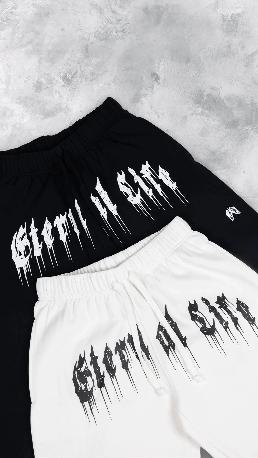 Pantalones deportivos holgados con estampado de calaveras oscuras y tobillos atados para entrenamiento muscular.